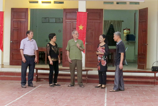  Bà Nguyễn Thị Hồng Lương (thứ hai từ phải sang) là nữ bí thư chi bộ nhiệt tình, luôn nêu cao tinh thần trách nhiệm của người đứng đầu.