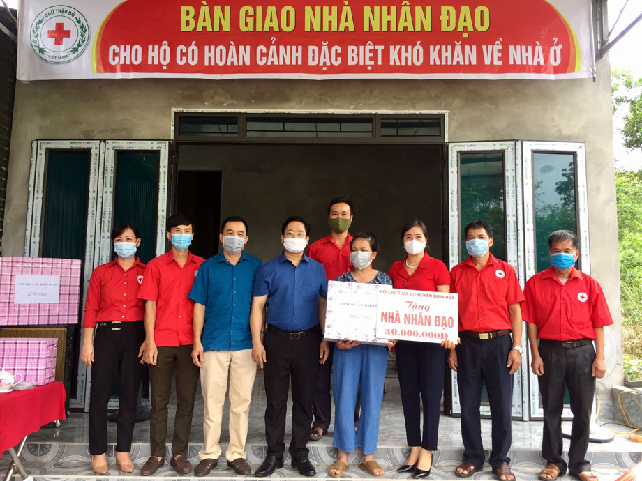  Các tổ chức, đoàn thể và chính quyền địa phương trao quà động viên gia đình chị Ma Thị Tâm.
