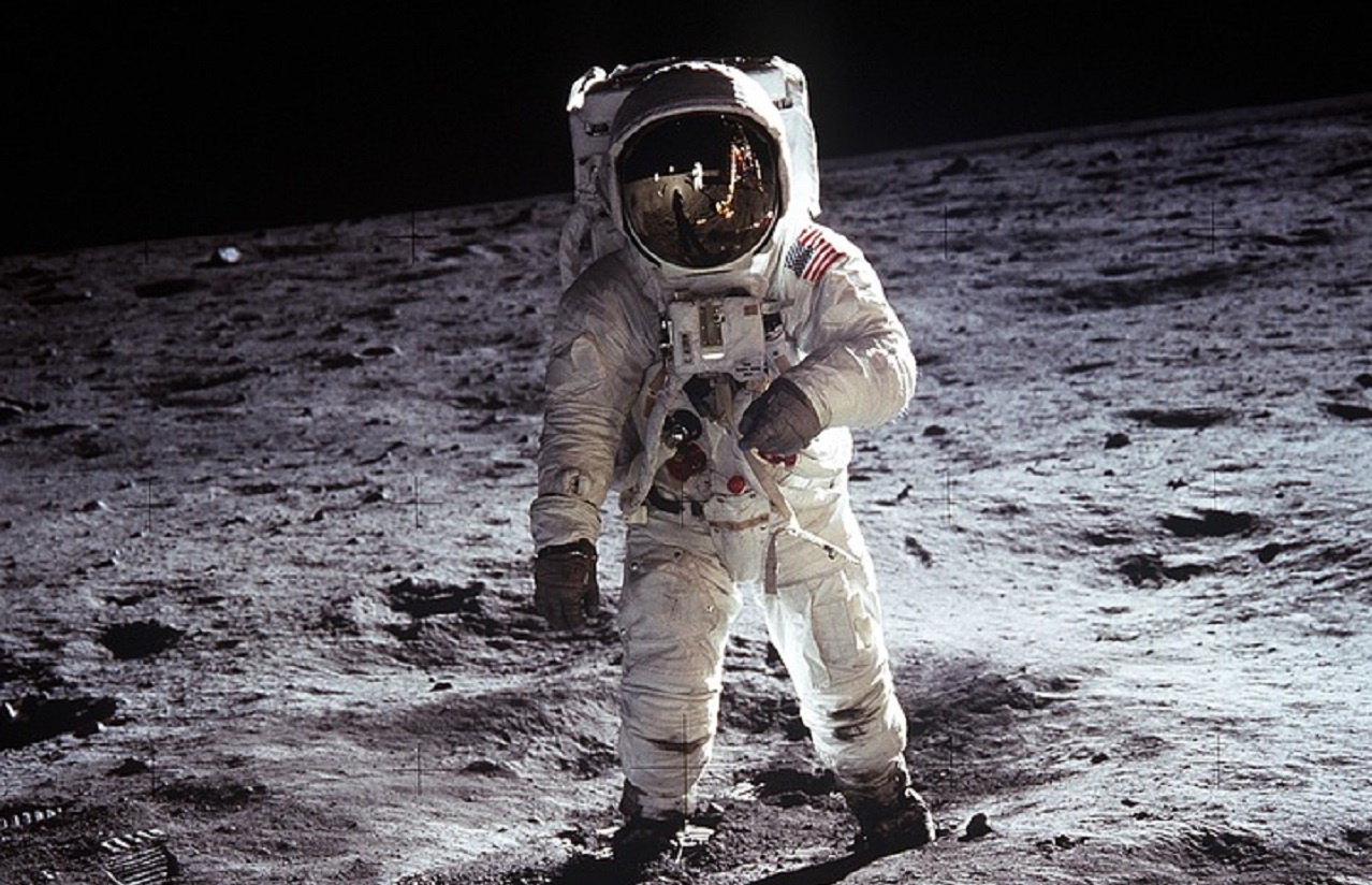  Phi hành gia tàu Apollo 11 trong bộ đồ vũ trụ lần đầu tiên đặt chân lên Mặt trăng. Ảnh: NASA
