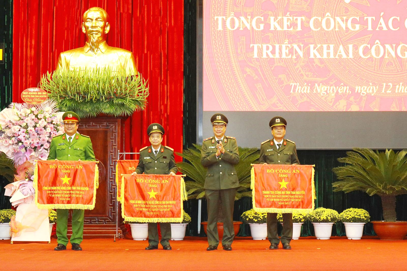  Năm 2021, nhiều tập thể của Công an tỉnh được Bộ Công an tặng Cờ thi đua xuất sắc đơn vị dẫn đầu phong trào thi đua “Vì an ninh Tổ quốc” cấp cơ sở.