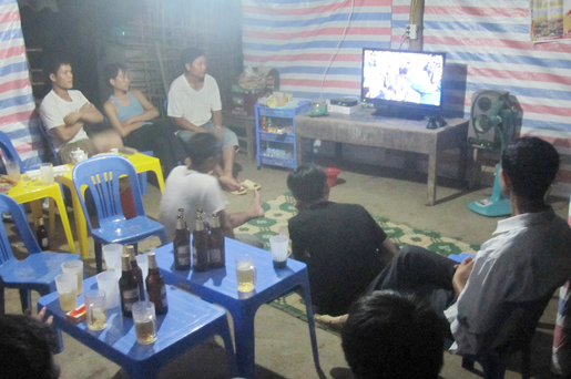  Rất nhiều người trong xóm Làng Há, xã Lam Vỹ (Định Hóa) tập trung tại nhà anh Nguyễn Xuân Thùy để theo dõi trận đấu giữa Colombia và Hy Lạp.