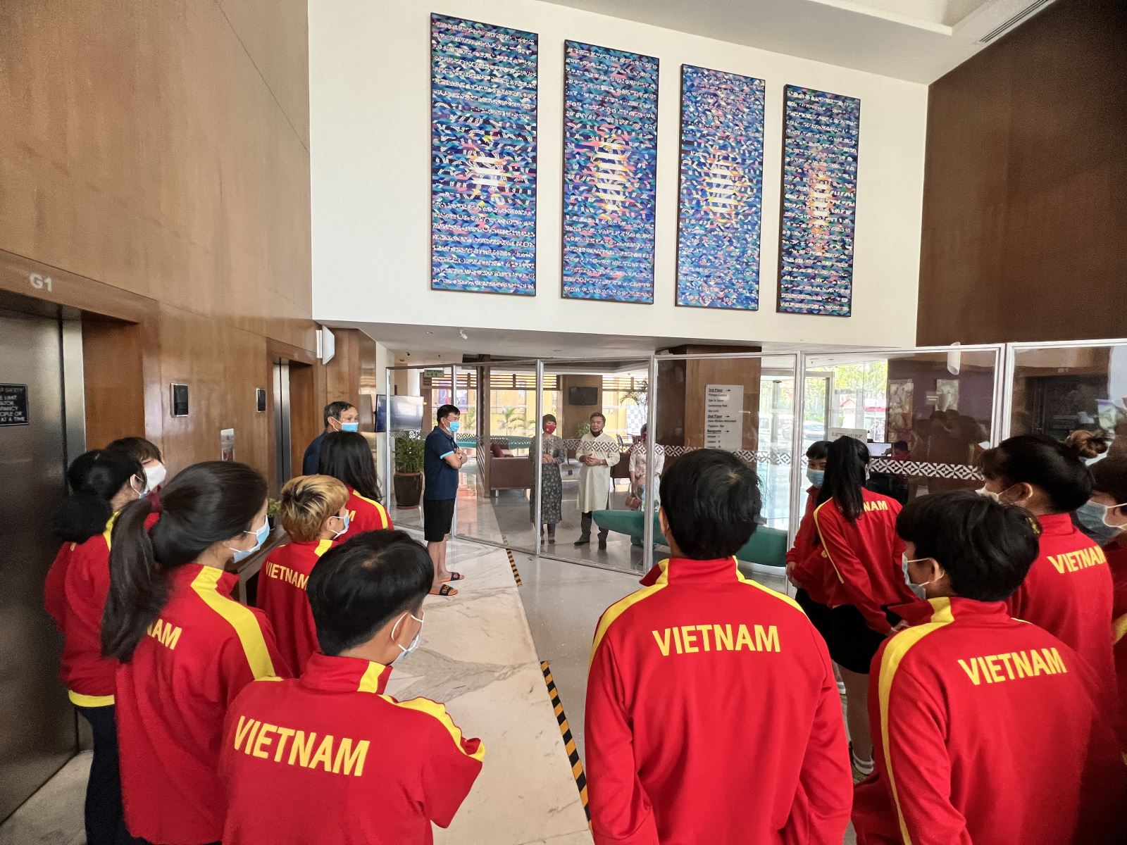   Ông Hoàng Tùng và phu nhân gặp gỡ đội tuyển nữ Việt Nam tại khách sạn Four Points, trao quà cho toàn đội đón Tết Nguyên đán trên đất Ấn Độ. Ảnh: VFF