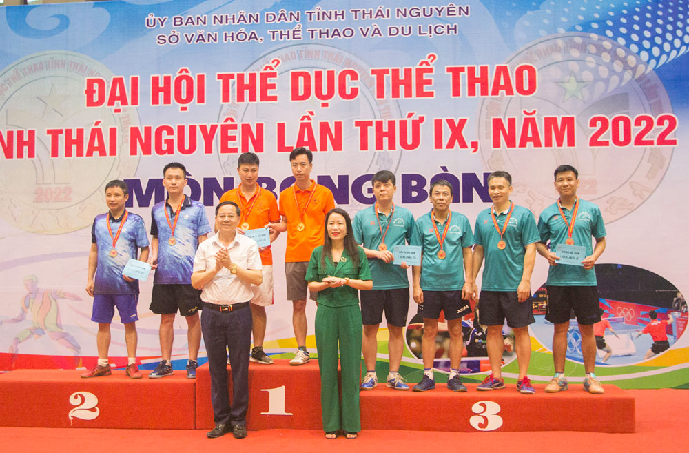  Lãnh đạo Sở Văn hóa, Thể thao và Du lịch trao huy chương cho các VĐV có thành tích thi đấu xuất sắc môn bóng bàn.