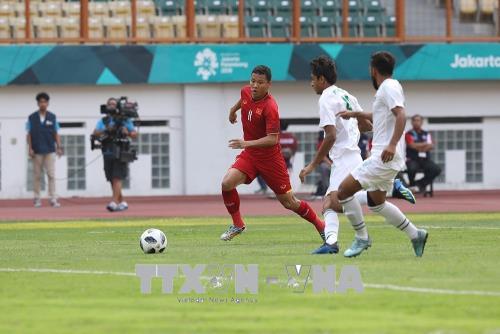  Pha đi bóng của cầu thủ Anh Đức trước vòng vây của các cầu thủ U23 Pakistan.
