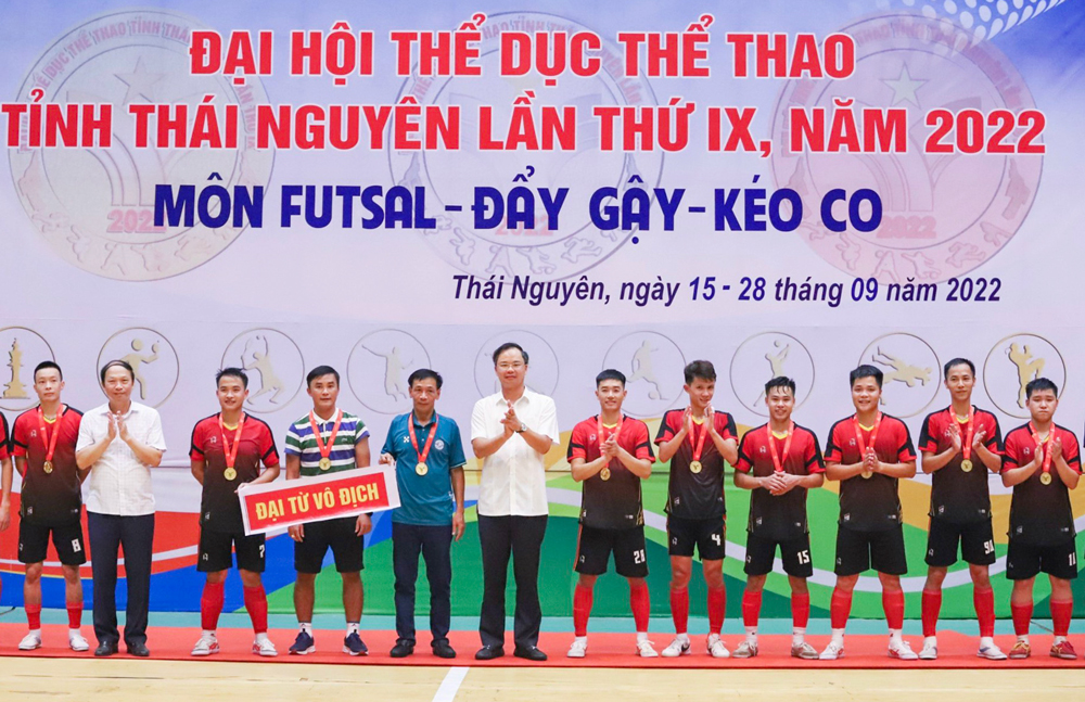  Đại diện Ban Tổ chức trao Huy chương Vàng cho đội bóng Futsal huyện Đại Từ.