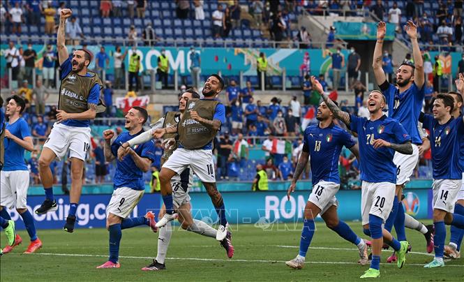  Các tuyển thủ Italy mừng chiến thắng ý nghĩa trong trận lượt cuối bảng A, vòng chung kết EURO 2020 ở Rome ngày 20/6/2021. Ảnh: AFP/TTXVN