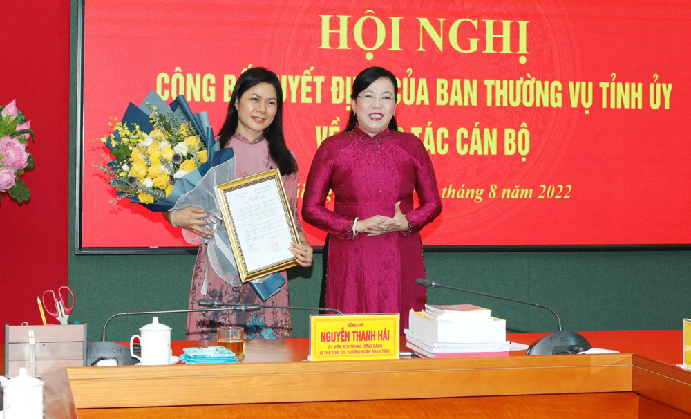 Đồng chí Bí thư Tỉnh ủy trao quyết định bổ nhiệm Phó Chánh Văn phòng Tỉnh ủy cho đồng chí Vũ Thị Lan Anh.
