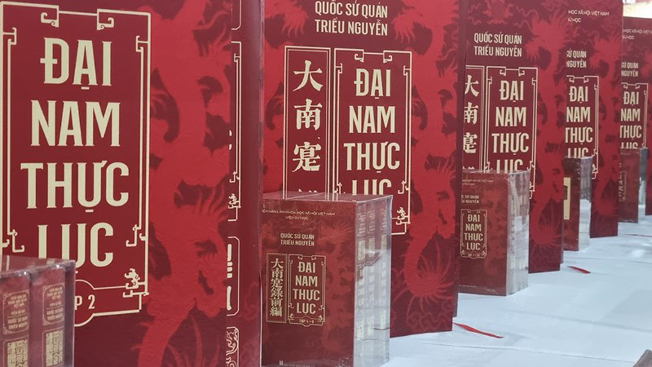 Bộ sách sử "Đại nam thực lục" - 10 tập.