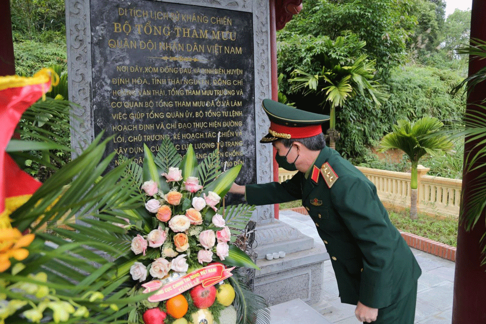  Thượng tướng Đỗ Căn, Phó chủ nhiệm Tổng cục Chính trị Quân đội nhân dân Việt Nam dâng hương tại di tích Cơ quan Bộ Tổng tham mưu, xóm Đồng Đau, xã Định Biên (Định Hóa). (Ảnh chụp tháng 12-2021, Báo Quân khu 1)