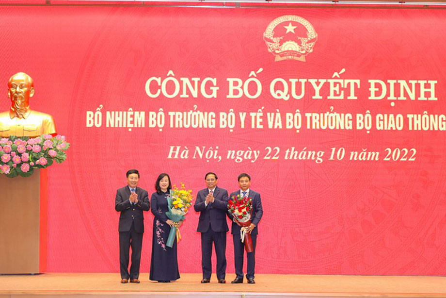  Thủ tướng Phạm Minh Chính và Phó Thủ tướng Thường trực Chính phủ Phạm Bình Minh tặng hoa hai tân Bộ trưởng. Ảnh: VGP
