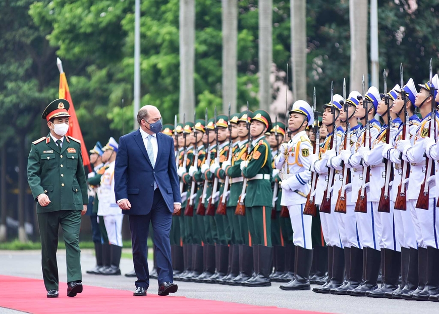  Bộ trưởng Quốc phòng Phan Văn Giang và Bộ trưởng Quốc phòng Ben Lobban Wallace duyệt Đội danh dự Quân đội nhân dân Việt Nam.