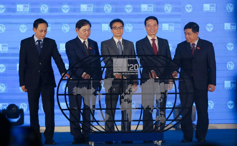  Các đại biểu thực hiện nghi thức bấm nút khai mạc Hội nghị và Triển lãm Thế giới số 2020.