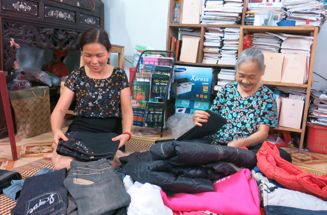 Bà Lê Thị Thảo (bên phải), ở tổ dân phố 20, phường Thịnh Đán đang ngồi sắp xếp, gập gọn từng bộ quần áo mới xin được từ các nhà tài trợ để sắp tới cho chuyến đi ủng hộ bà con ở các địa phương vùng khó khăn trên địa bàn tỉnh.