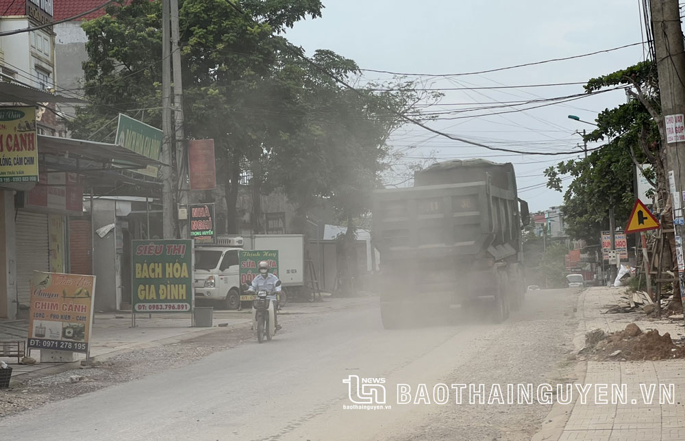  Người dân hai bên Đường tỉnh 261 (đoạn qua phường Đắc Sơn, TP. Phổ Yên) phải chịu cảnh bụi bặm thường xuyên.