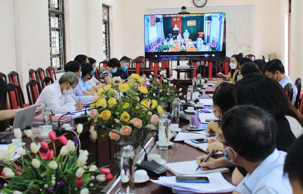  UBND huyện Phú Lương họp trực tuyến với 15 xã, thị trấn.