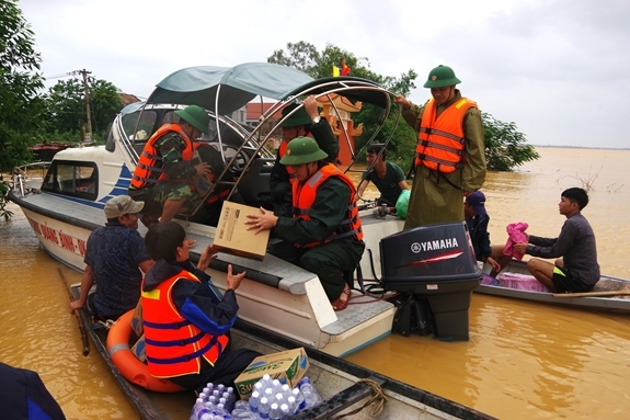  Cán bộ, chiến sĩ LLVT, tỉnh Quảng Bình vượt lũ hỗ trợ lương thực cho người dân xã Tân Ninh, huyện Quảng Ninh. Ảnh: qdnd.vn