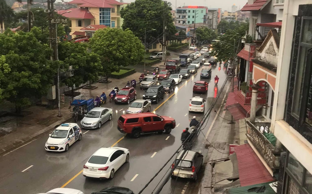  Đường Quang Trung có mật độ phương tiện giao thông lớn nên thường xuyên xả ra ùn tắc vào giờ cao điểm.