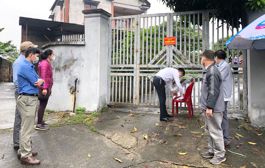  Đại diện phường Phú Xá (T.P Thái Nguyên) trao tiền hỗ trợ cho gia đình ông Trần Thế Đức, ở tổ 7, đang thực hiện cách ly y tế.
