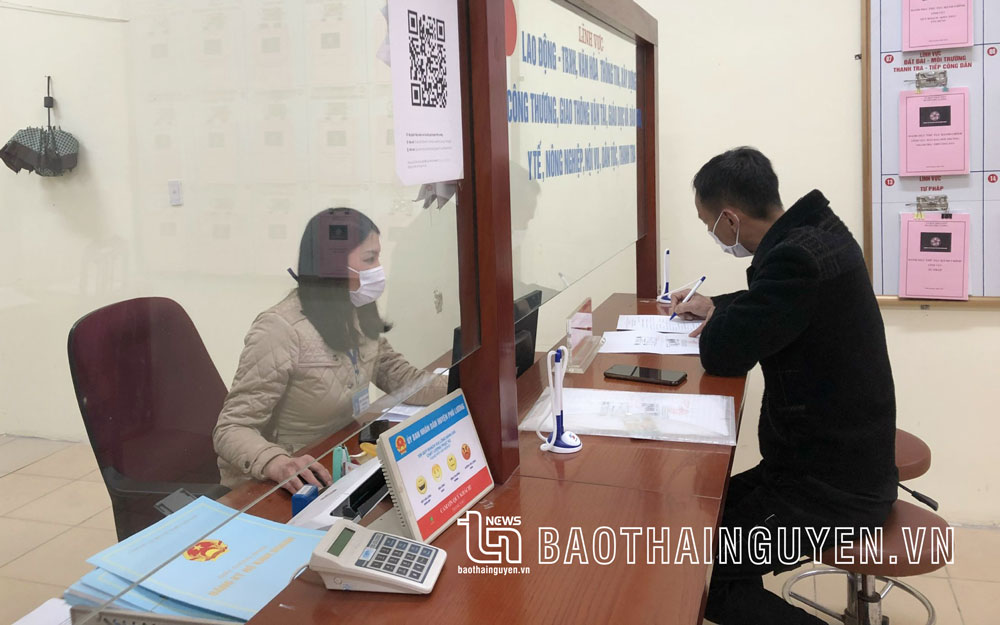  Cán bộ tại Bộ phận Một cửa huyện Phú Lương hướng dẫn người dân hoàn thiện hồ sơ thủ tục hành chính và đăng ký tài khoản trên Cổng dịch vụ công trực tuyến.