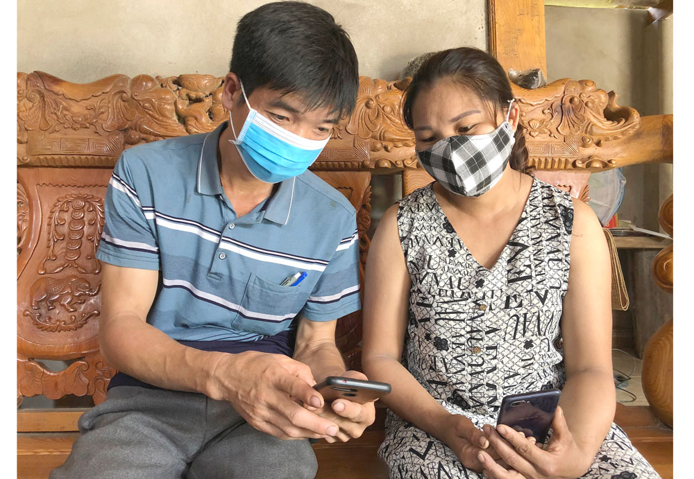  Người dân xóm Xuân Quang 2, xã Quang Sơn (Đồng Hỷ) theo dõi các nội dung trên ứng dụng C-ThaiNguyen.
