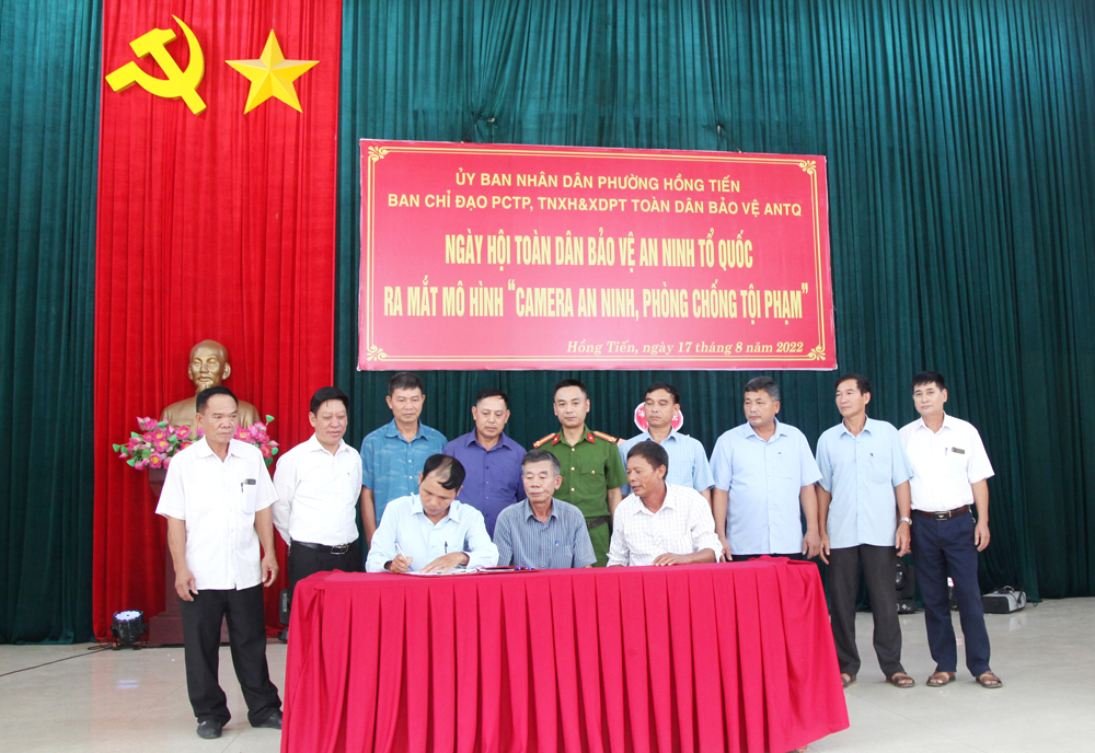  Đại diện 15 tổ dân phố trên địa bàn phường Hồng Tiến ký cam kết thực hiện mô hình.
