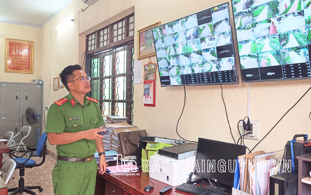  Công an thị trấn Hương Sơn theo dõi tình hình an ninh trật tự qua hệ thống camera giám sát.