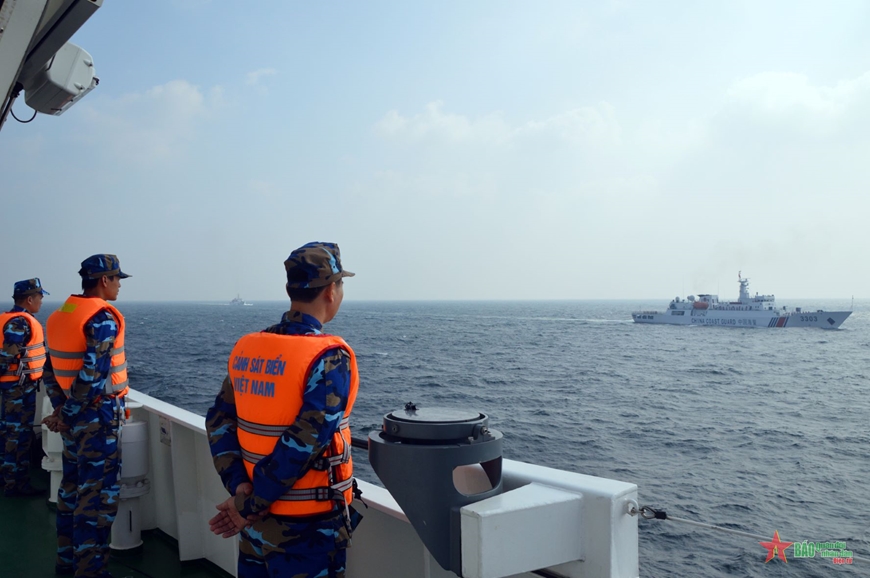  Cán bộ, chiến sĩ Vùng Cảnh sát biển 1 thực hiện nghi thức chào xã giao trong tuần tra Liên hợp nghề cá vịnh Bắc bộ với Cảnh sát biển Trung Quốc.