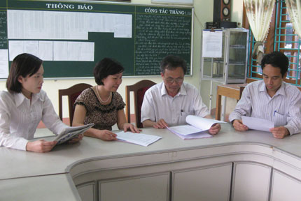  Thầy Cao Văn Tiến trao đổi kinh nghiệm chuyên môn với một số giáo viên trong Trường THPT Gang Thép.