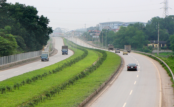  Đường cao tốc Hà Nội - Thái Nguyên sau khi hoàn thành đưa vào sử dụng đã phát huy hiệu quả rõ rệt, giúp việc đi lại và thông thương hàng hóa giữa Thái Nguyên và các tỉnh rất thuận tiện. Ảnh: Thế Hà.