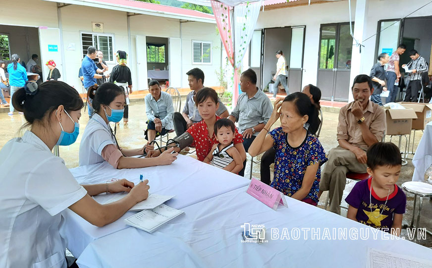 Các bác sĩ Bệnh viện A Thái Nguyên hướng dẫn người dân xóm Cao Biền (xã Phú Thượng, Võ Nhai) cách ăn sạch, uống sạch, vệ sinh môi trường, bảo vệ sức khỏe.