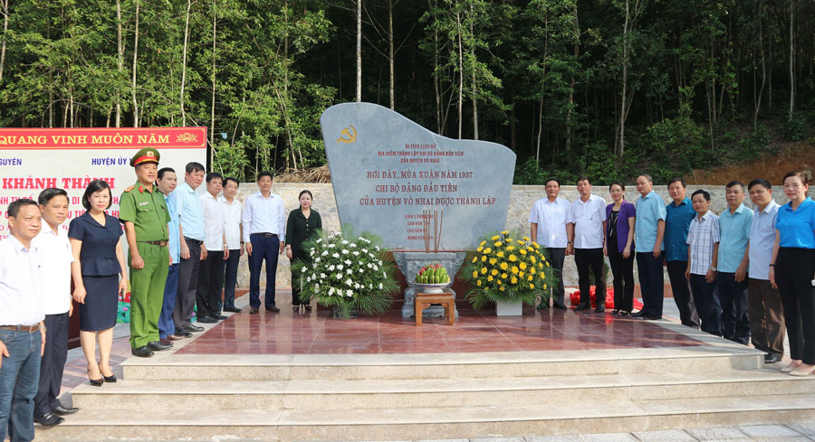  Lãnh đạo và nhân dân huyện Võ Nhai dâng hương, dâng hoa tại Di tích thành lập Chi bộ Đảng đầu tiên của huyện. Ảnh: Tư liệu