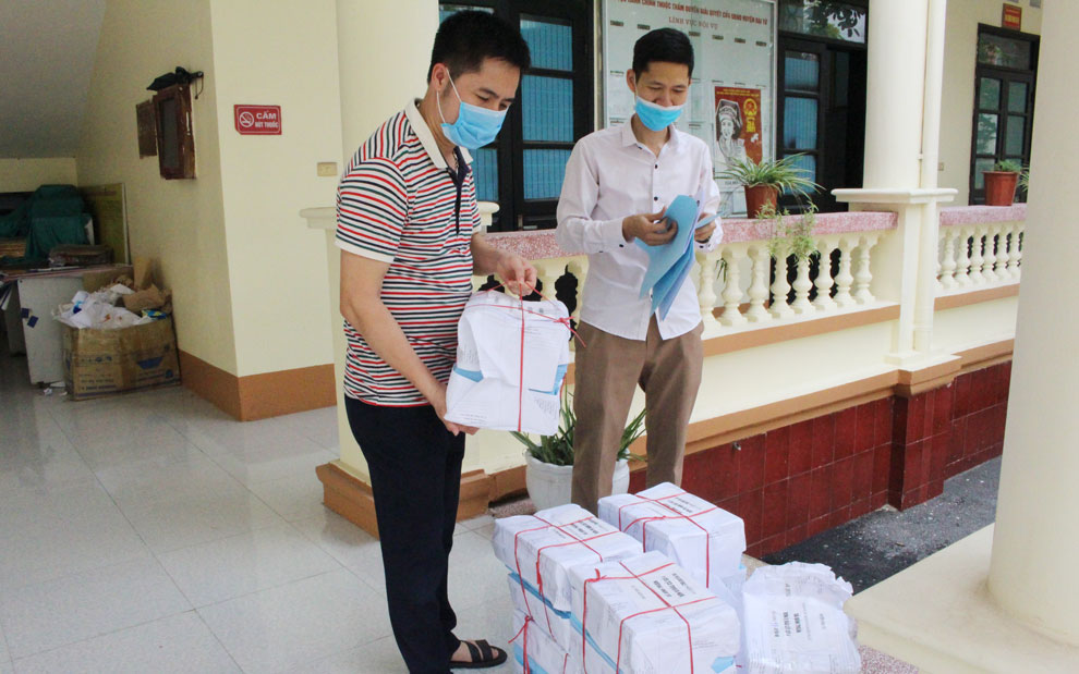   Các tài liệu phục vụ bầu cử được đóng gói, kiểm tra kỹ lưỡng trước khi cấp phát đến ủy ban bầu cử, ban bầu cử, tổ bầu cử các xã, thị trấn. 