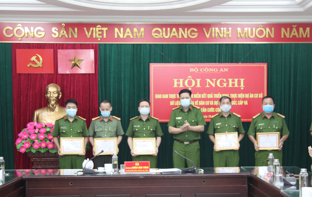  Đại diện lãnh đạo Công an tỉnh trao Giấy khen của Giám đốc Công an tỉnh cho các tập thể có thành tích xuất sắc trong thực hiện hai dự án.
