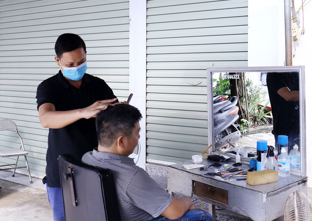  Anh Lê Hồng Thanh, chủ tiệm cắt tóc tại phường Chùa Hang cho biết lượng khách của anh đã giảm đi 2/3 so với lúc chưa có dịch.