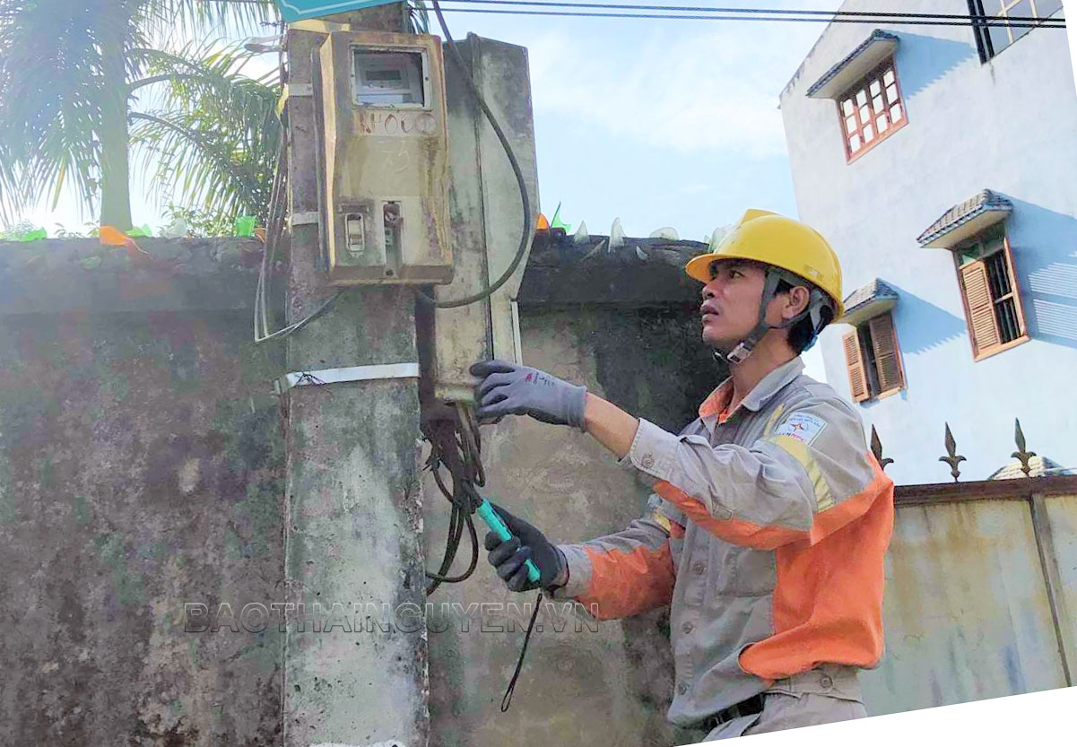  Nhân viên Tổ kiểm tra giám sát mua bán điện của Điện lực Phú Lương (Công ty Điện lực Thái Nguyên) đang kiểm tra sử dụng điện tại hệ thống đo đếm.