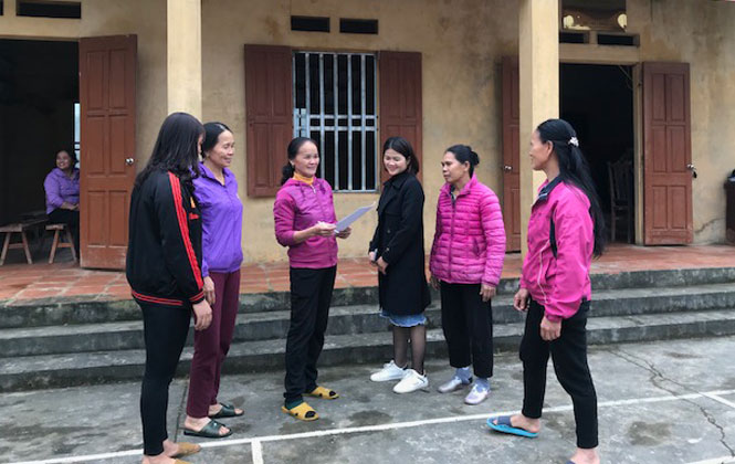  Bí thư Chi bộ Cây Thống, xã Phúc Lương (Đại Từ) (người đứng thứ ba từ trái sang) trò chuyện cùng các ủy viên trong chi ủy.