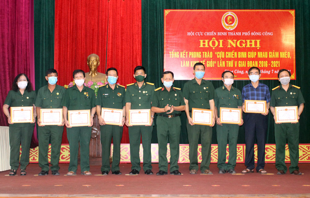  Lãnh đạo Hội CCB T.P Sông Công khen thưởng cho các tập thể, cá nhân có thành tích xuất sắc trong Phong trào “CCB giúp nhau giảm nghèo, làm kinh tế giỏi” giai đoạn 2016-2021.
