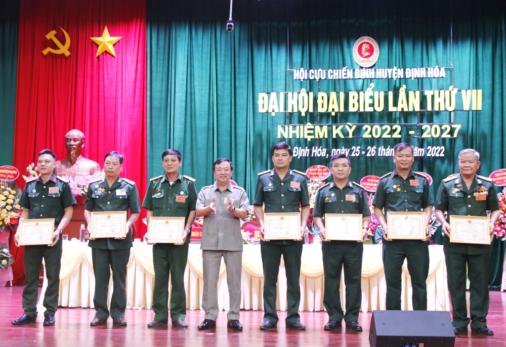  Huyện Định Hóa tặng giấy khen cho các tập thể, cá nhân có thành tích xuất sắc trong công tác Hội CCB nhiệm kỳ 2017-2022.