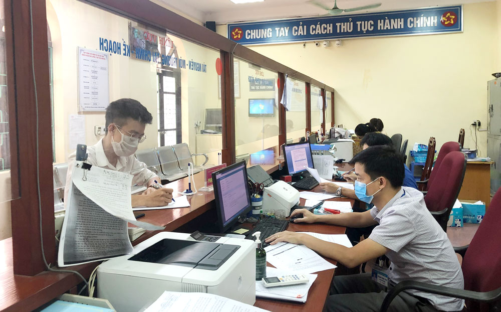 Bộ phận Tiếp nhận và trả kết quả giải quyết thủ tục hành chính (UBND huyện Phú Lương) được trang bị nhiều thiết bị công nghệ thông tin phục vụ công việc chuyên môn.