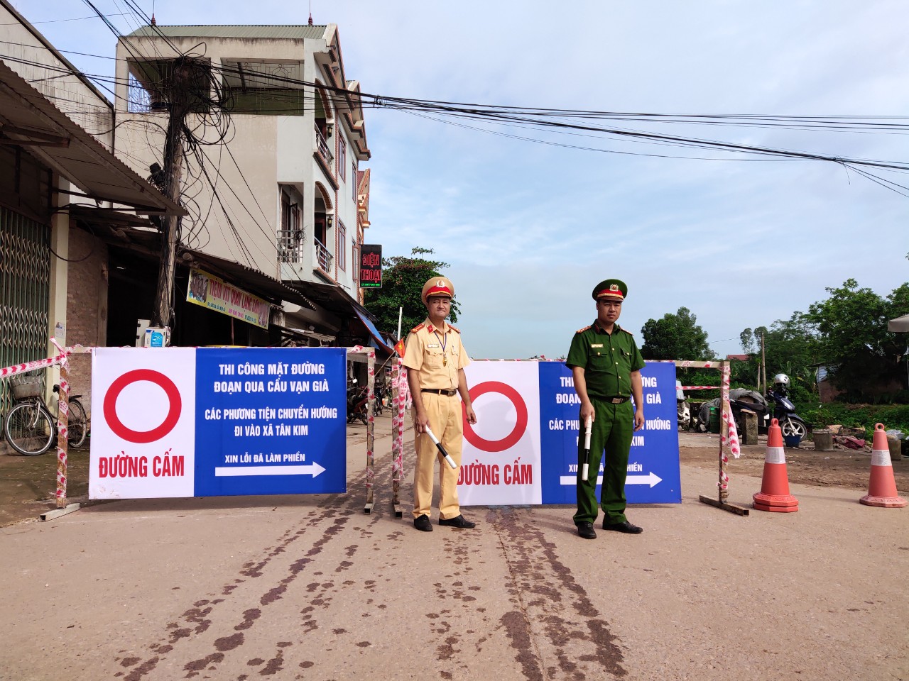  Lực lượng Cảnh sát giao thông, Công an huyện Phú Bình tổ chức hướng dẫn, đảm bảo trật tự, an toàn giao thông trong suốt quá trình triển khai thi công. 