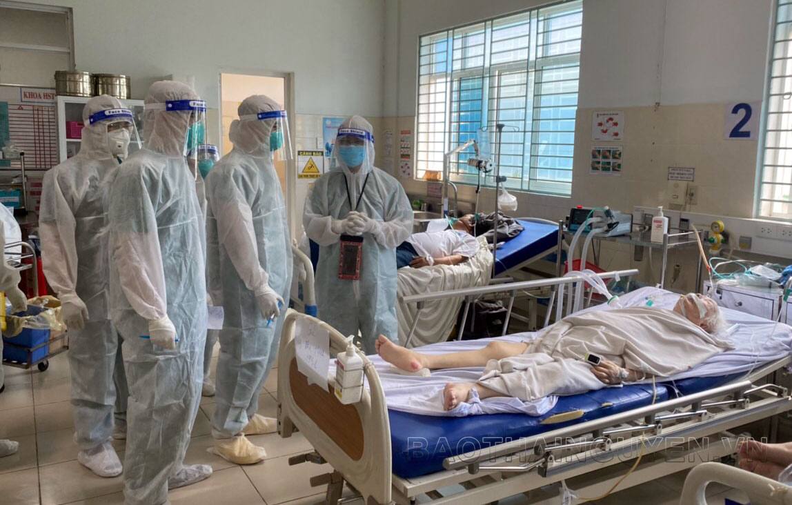  Các thành viên Đoàn tình nguyện luôn tận tâm chăm sóc, điều trị bệnh nhân tại Bệnh viện Đa khoa Gò Vấp (T.P Hồ Chí Minh)
