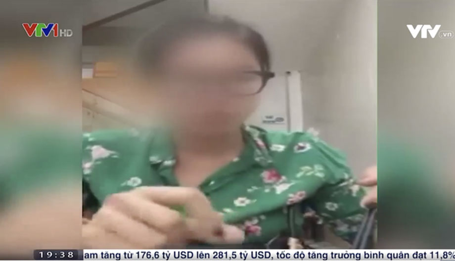  Cựu người mẫu có biệt danh "thánh chửi" đã bị xử lý vi phạm. (Hình cô người mẫu trong lúc livestream - Ảnh: Chương trình Thời sự 19 giờ VTV1).