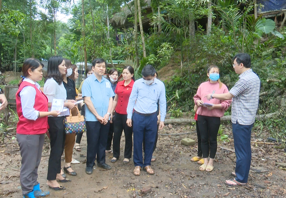  Đại diện lãnh đạo huyện Phú Lương động viên gia đình ông Nguyễn Đình Sở.