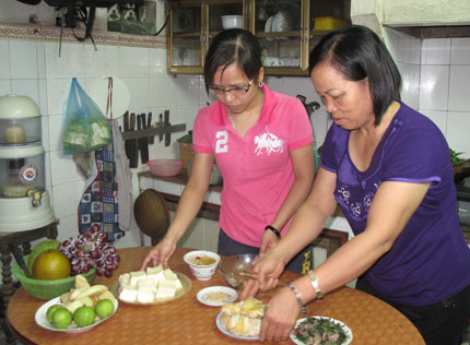  Chị Liên hướng dẫn con gái út cách nội trợ.