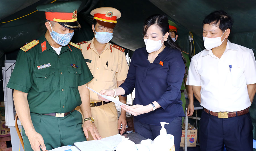  Đồng chí Bí thư Tỉnh ủy Thái Nguyên Nguyễn Thanh Hải trong một lần kiểm tra công tác phòng, chống dịch tại T.P Sông Công. Ảnh T.L