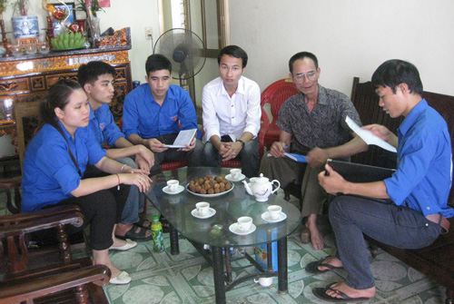  Anh Trần Văn Tuyên, (người ngồi đầu tiên bên phải) Chủ nhiệm CLB Ánh sáng tương lai cùng các thành viên CLB trao đổi với ông Phạm Gia Lộc (ngồi thứ hai bên phải), Chủ tịch Hội Khuyết tật T.P Thái Nguyên về việc đưa SV đi thực tế giúp đỡ người tàn tật nghèo năm 2013.
