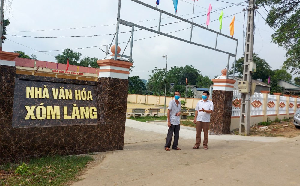    Ông Nguyễn Mạnh Thắng (bên trái), Bí thư chi bộ xóm Làng, xã Yên Đổ luôn năng động, làm tốt công tác vận động nhân dân xây dựng nông thôn mới ở địa phương.
