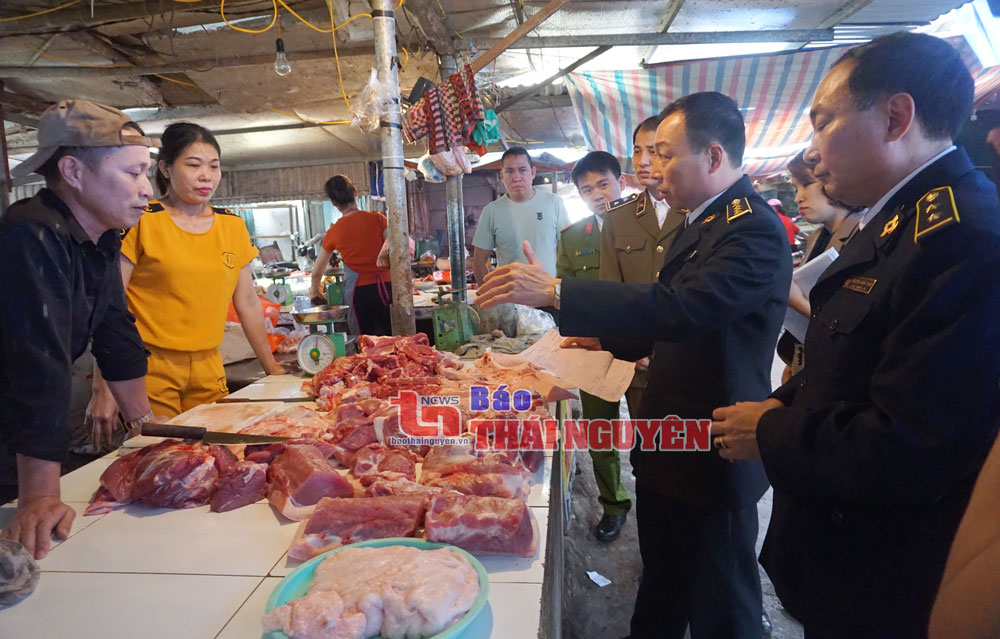  Ông Lê Đắc Vinh, Chi cục trưởng Chi cục Chăn nuôi - Thú y và Thủy sản (người đứng giữa) cùng thành viên đoàn liên ngành của tỉnh kiểm tra việc thực hiện quy định về giết mổ, kinh doanh sản phẩm động vật tại chợ Đán (T.P Thái Nguyên).