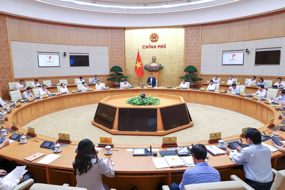  Các thành viên Chính phủ thảo luận và quyết nghị tại một phiên họp. (Ảnh: baochinhphu.vn)