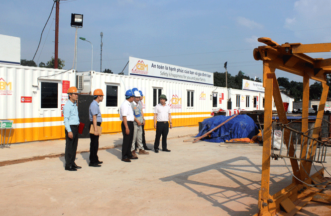  Tăng thời lượng đi cơ sở của lãnh đạo cấp ủy, chính quyền các cấp và các sở, ngành để giải quyết khó khăn, vướng mắc cho doanh nghiệp là một trong những giải pháp góp phần nâng điểm chỉ số tính năng động. Trong ảnh: Đại diện lãnh đạo Sở Kế hoạch - Đầu tư tìm hiểu tiến độ triển khai Dự án Trung tâm thương mại Big C (T.P Thái Nguyên).